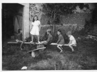 BF198