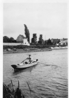 DE587